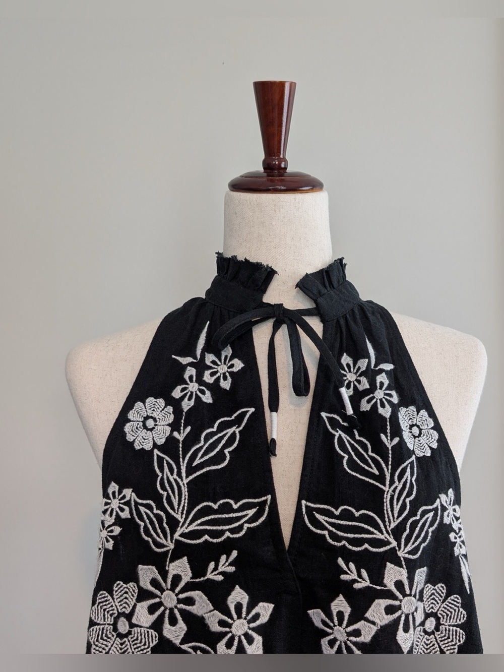 Pilcro The Tavi Blouse Tank Edition V-Neck Embroidered Black White Size Small - Picture 3 of 12